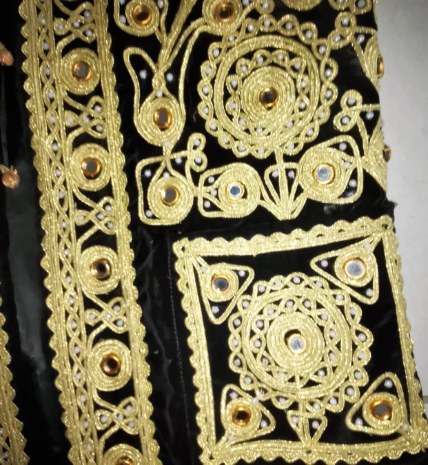 Gilet très richement brodé travail oriental début XXème