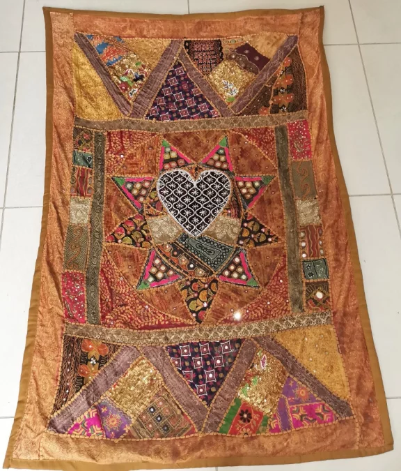 tapisserie Brodées orientale avec un cœur au centre Fin du XIXème siècle