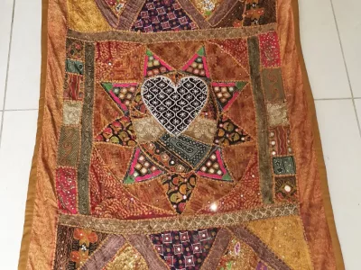 tapisserie Brodées orientale avec un cœur au centre Fin du XIXème siècle