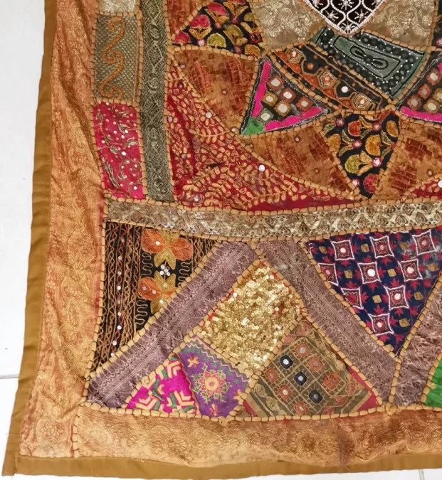 tapisserie Brodées orientale avec un cœur au centre Fin du XIXème siècle