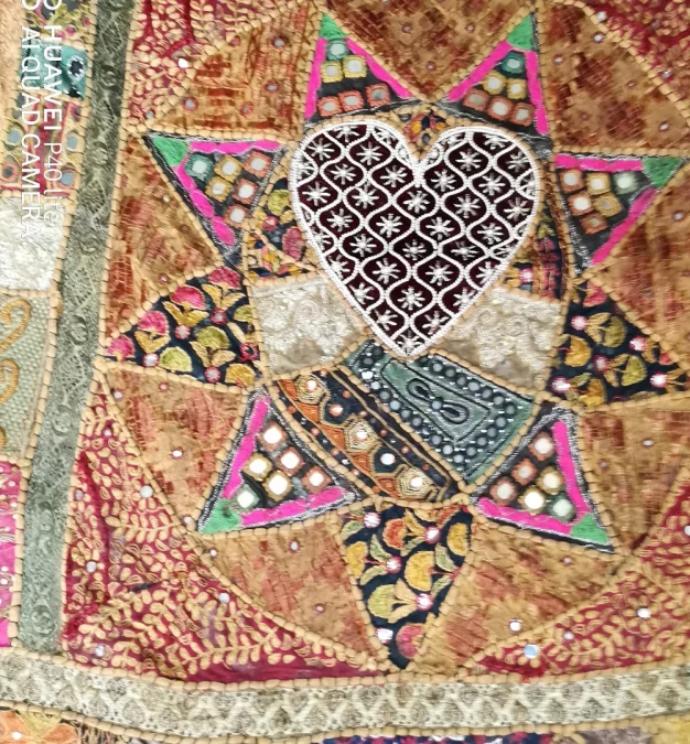 tapisserie Brodées orientale avec un cœur au centre Fin du XIXème siècle