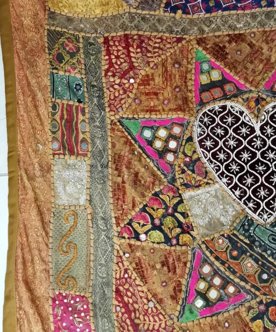 tapisserie Brodées orientale avec un cœur au centre Fin du XIXème siècle