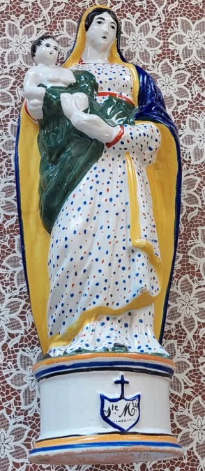 圣母玛利亚和婴儿耶稣的彩陶雕像