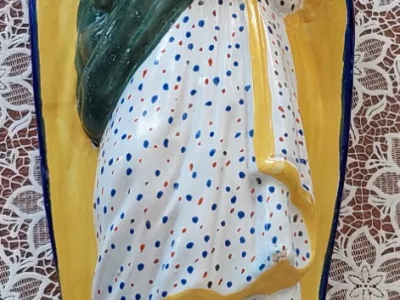 圣母玛利亚和婴儿耶稣的彩陶雕像