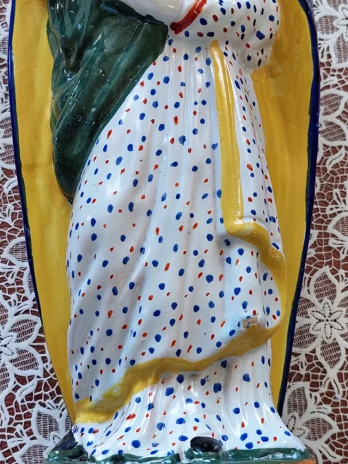 圣母玛利亚和婴儿耶稣的彩陶雕像