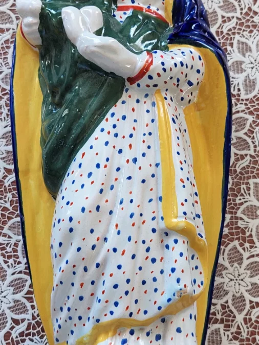 圣母玛利亚和婴儿耶稣的彩陶雕像