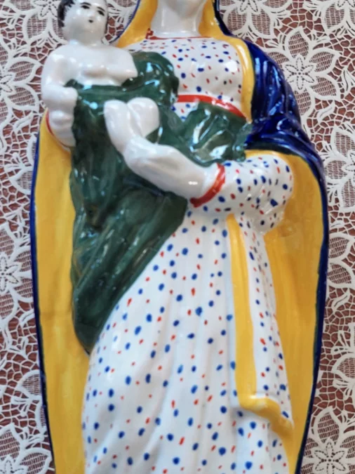 圣母玛利亚和婴儿耶稣的彩陶雕像