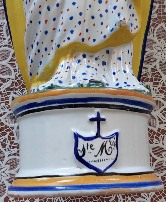 圣母玛利亚和婴儿耶稣的彩陶雕像