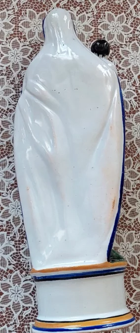 圣母玛利亚和婴儿耶稣的彩陶雕像