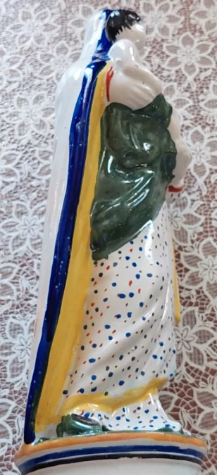 圣母玛利亚和婴儿耶稣的彩陶雕像