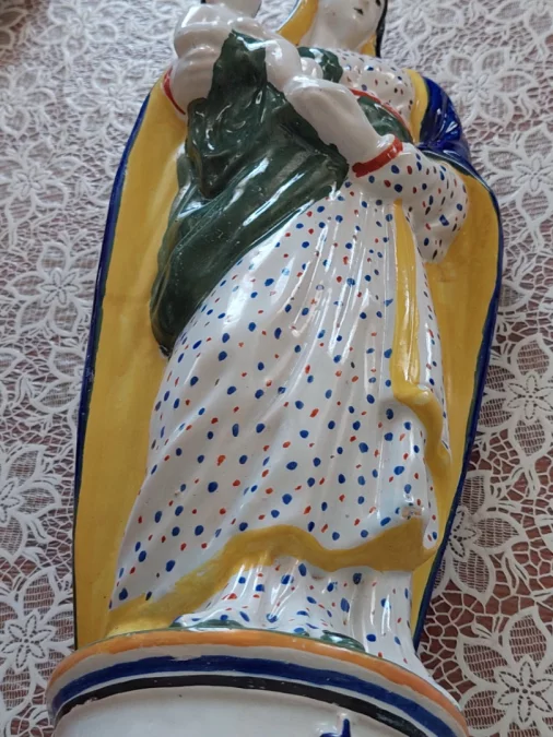 圣母玛利亚和婴儿耶稣的彩陶雕像