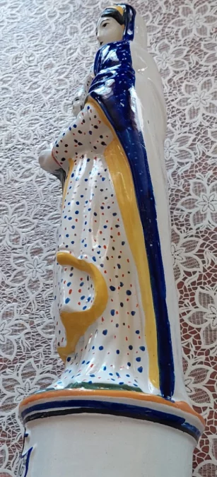 圣母玛利亚和婴儿耶稣的彩陶雕像