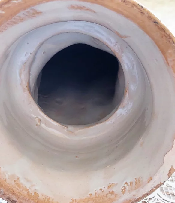 圣母玛利亚和婴儿耶稣的彩陶雕像