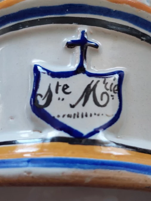 圣母玛利亚和婴儿耶稣的彩陶雕像