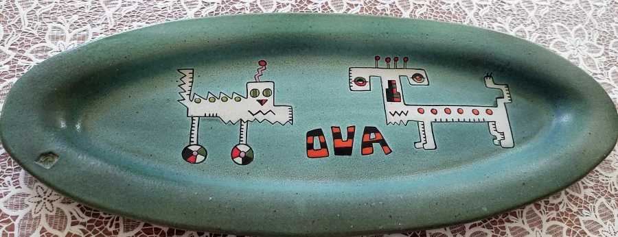 Remi LACOMBE 设计的椭圆形盘子