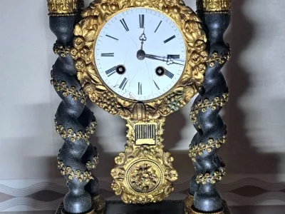 Portikusuhr aus der Zeit Napoleons III