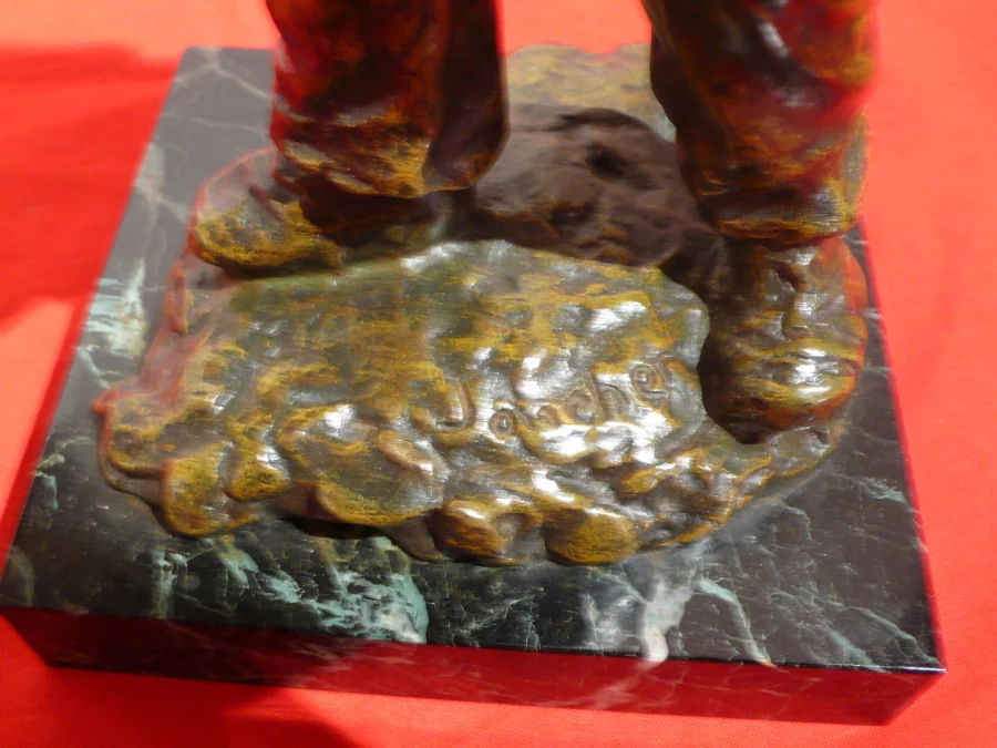 Un bronze représentant un cueilleur de gui signé Jonche