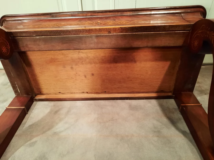 Console d’époque Charles X en acajou et sycomore.