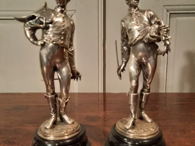 銀メッキのブロンズ像