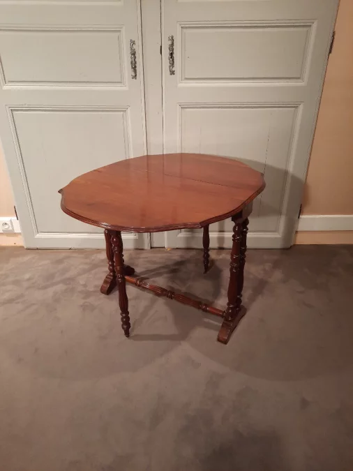 Table d’appoint en acajou à deux volets rabattables d’époque Louis-Philippe.