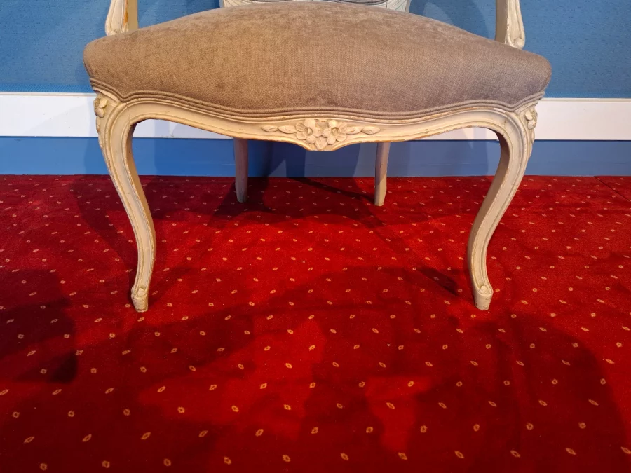 ルイ15世様式のアームチェア2脚