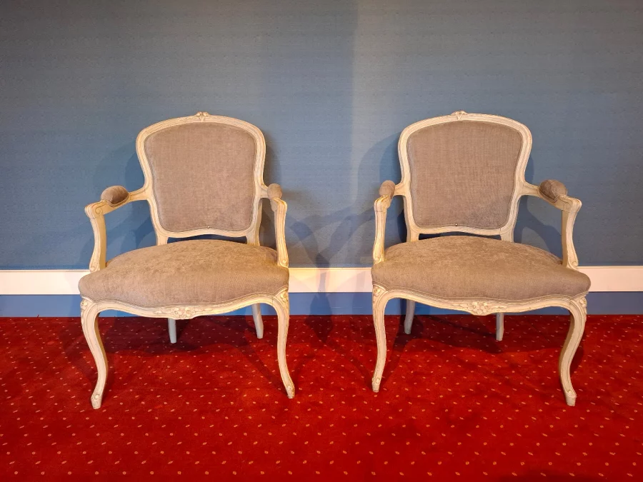ルイ15世様式のアームチェア2脚