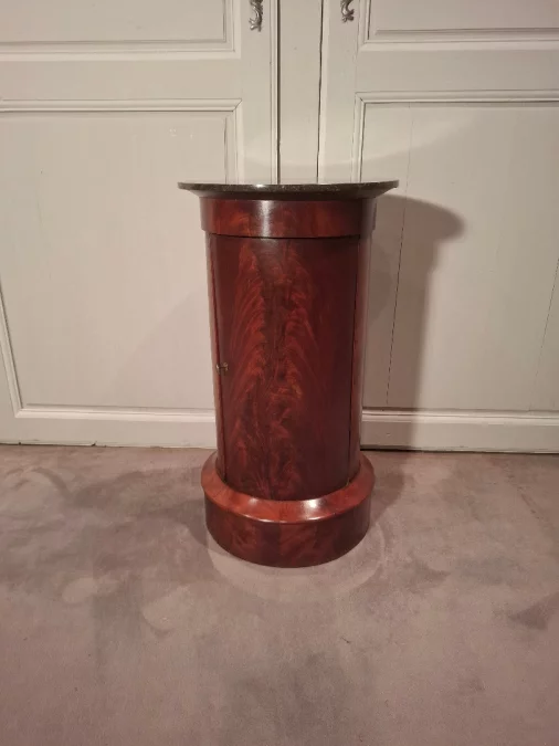 フランス帝国時代のベッドサイドテーブル