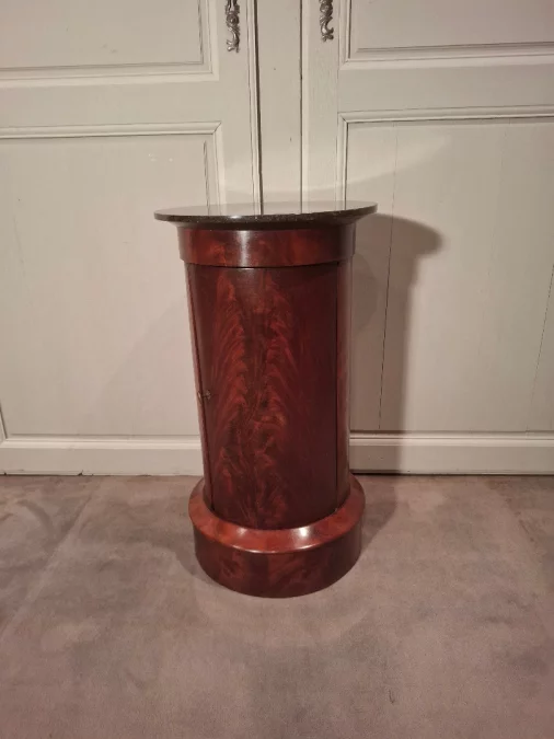 フランス帝国時代のベッドサイドテーブル