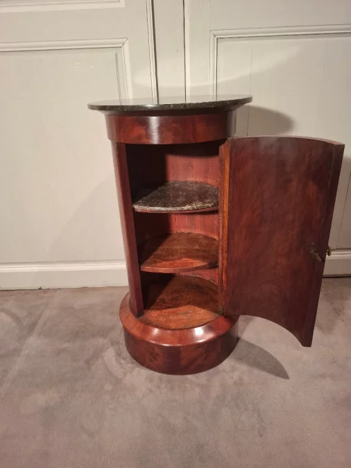 フランス帝国時代のベッドサイドテーブル