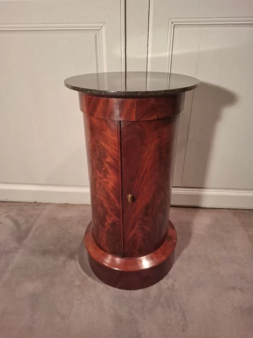 フランス帝国時代のベッドサイドテーブル