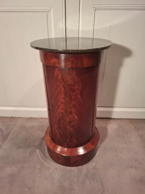 フランス帝国時代のベッドサイドテーブル