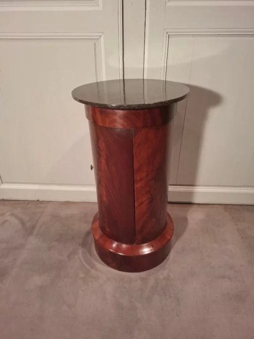 フランス帝国時代のベッドサイドテーブル