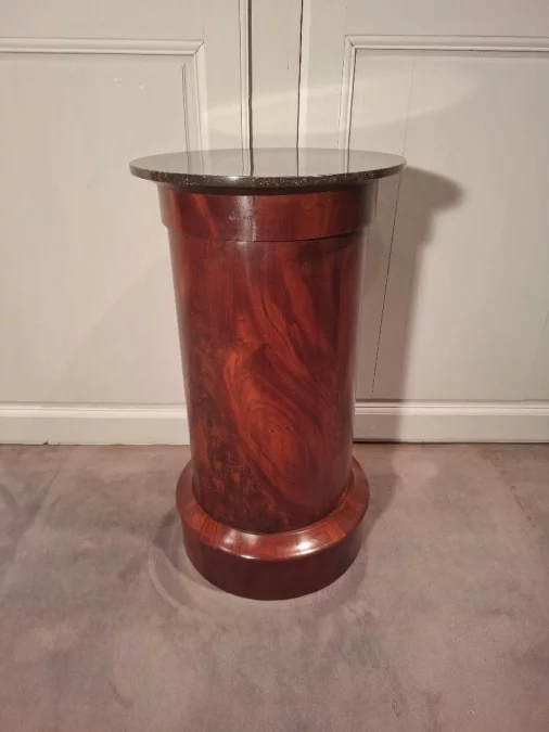 フランス帝国時代のベッドサイドテーブル