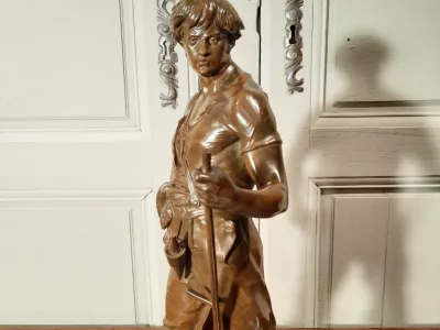 青铜雕像，署名皮考