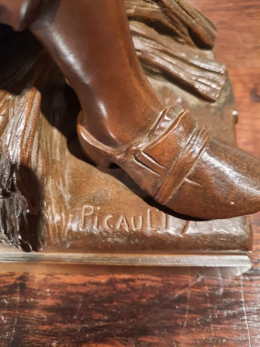ピコーの署名入りブロンズ像