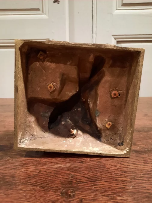 ピコーの署名入りブロンズ像