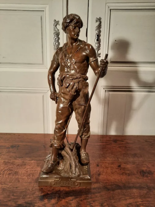 ピコーの署名入りブロンズ像