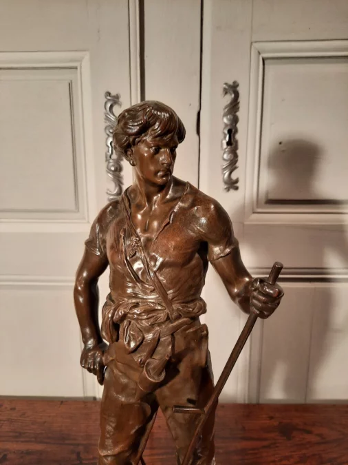 ピコーの署名入りブロンズ像