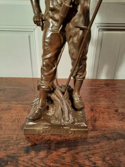 ピコーの署名入りブロンズ像