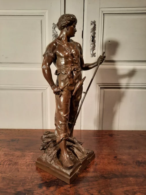 ピコーの署名入りブロンズ像