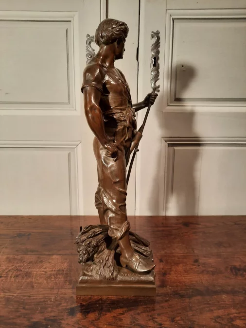 ピコーの署名入りブロンズ像