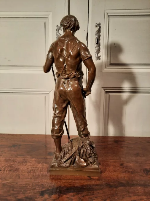 ピコーの署名入りブロンズ像