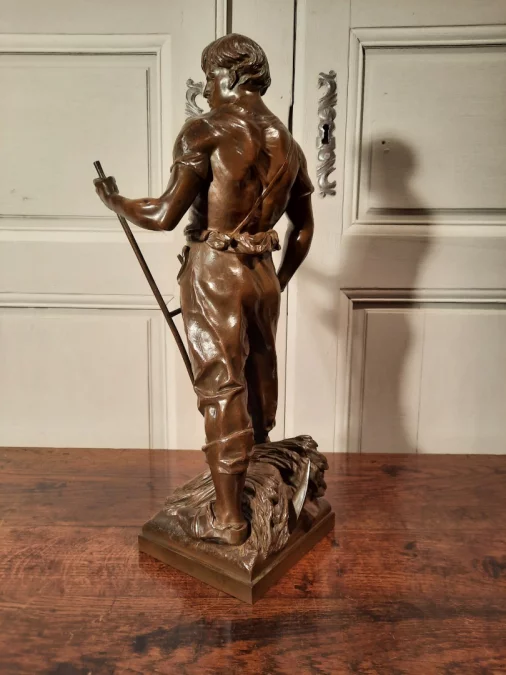 ピコーの署名入りブロンズ像