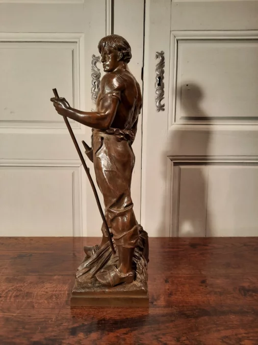 ピコーの署名入りブロンズ像