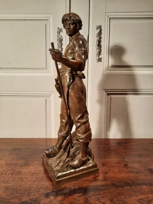 ピコーの署名入りブロンズ像