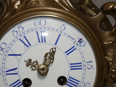 UHR IM LOUIS XV-STIL