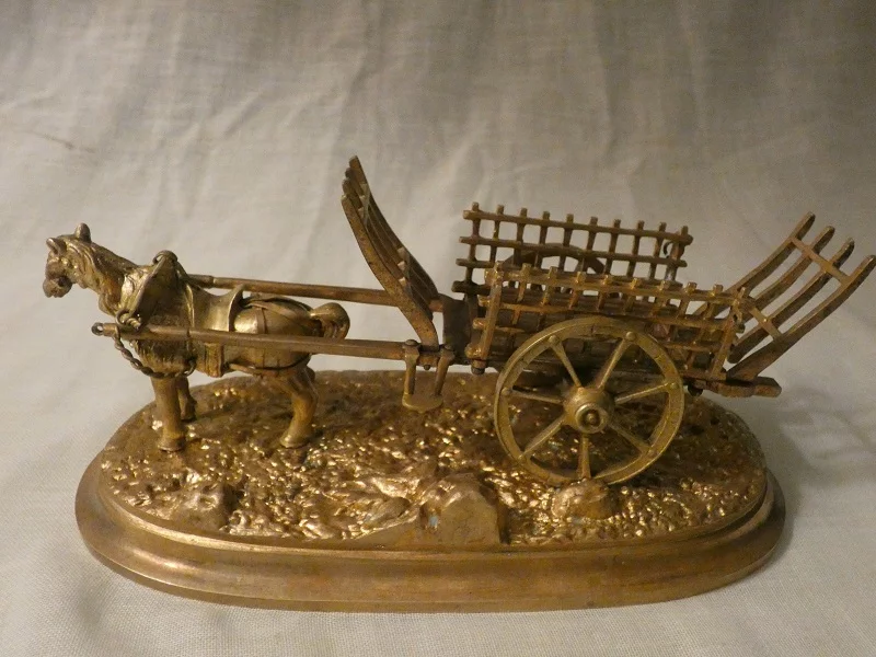 VERGOLDETE BRONZEFIGUR EINES PFERDES UND WAGENS