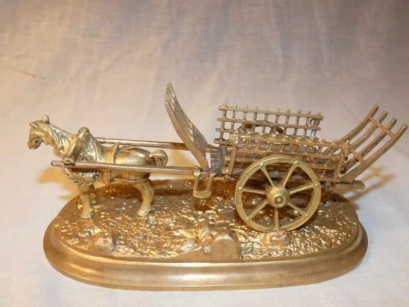 VERGOLDETE BRONZEFIGUR EINES PFERDES UND WAGENS