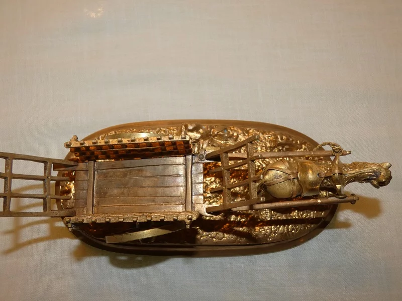 VERGOLDETE BRONZEFIGUR EINES PFERDES UND WAGENS