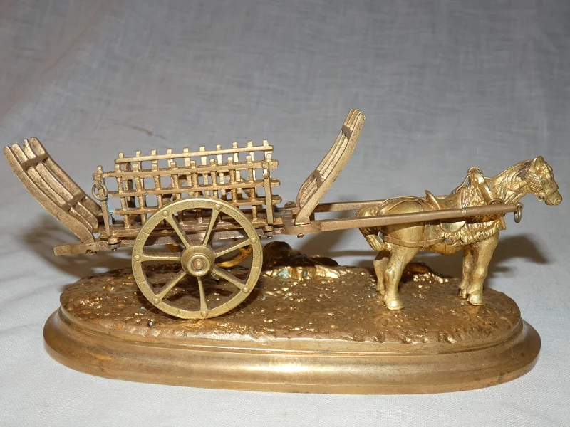 VERGOLDETE BRONZEFIGUR EINES PFERDES UND WAGENS